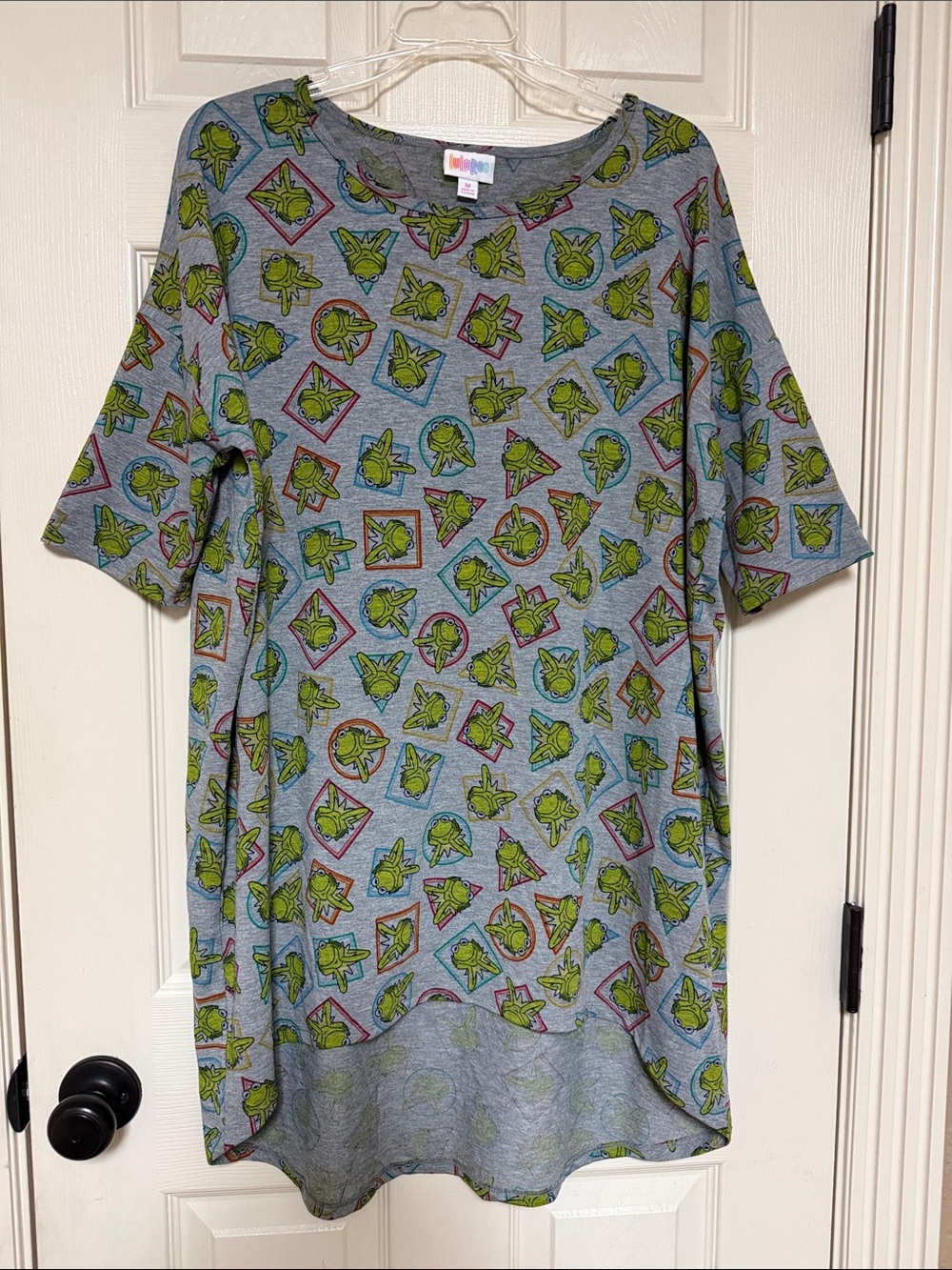 LuLaRoe Gray Tunic with Green frogs.🐸